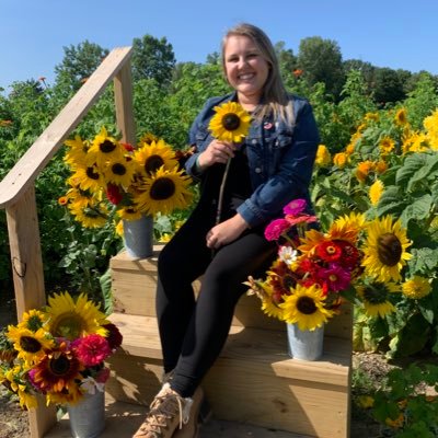 Profile Picture of April Rudolph (@aprillynne428) on Twitter