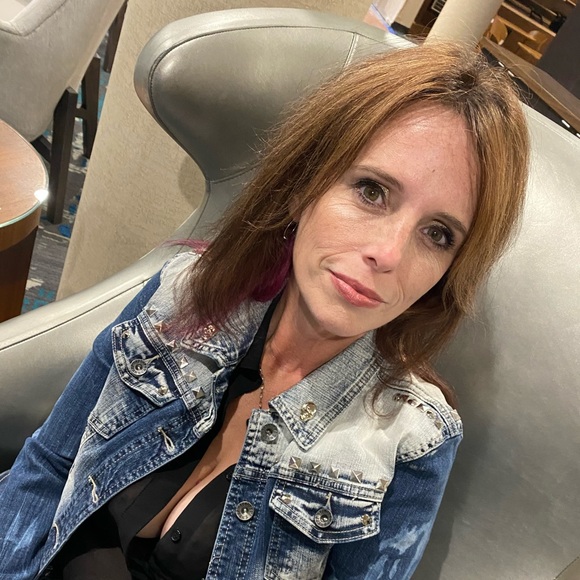 Profile Picture of Shawna Thompson (@shawmari73) on Poshmark