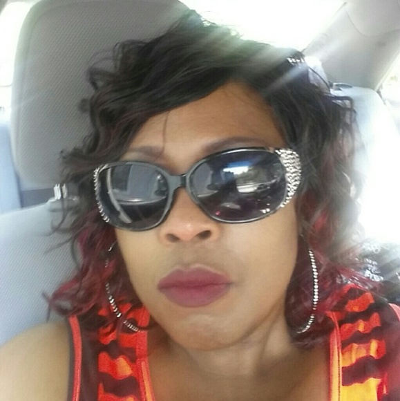 Profile Picture of Julia Emory (@jemory23) on Poshmark