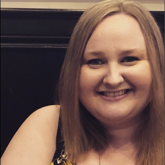 Profile Picture of Lisa Boyer (@lisaisaleo) on Poshmark