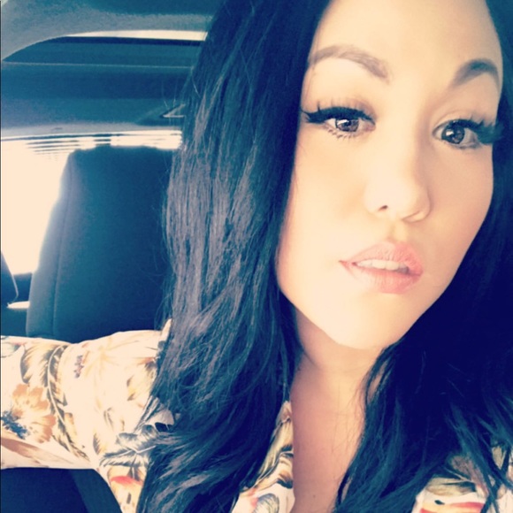 Profile Picture of Kristen Bright (@kbright84) on Poshmark