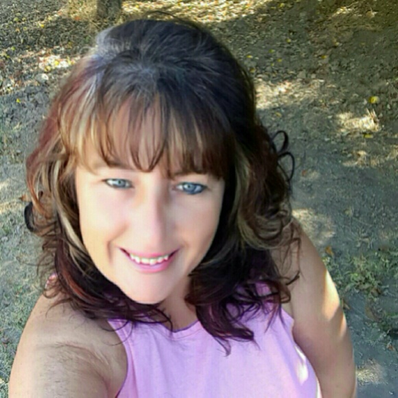 Profile Picture of Kelly Coburn (@kelly_coburn) on Poshmark