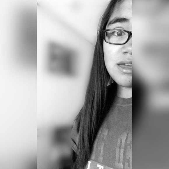 Profile Picture of Emerald Flores (@emeraldflores18) on Poshmark
