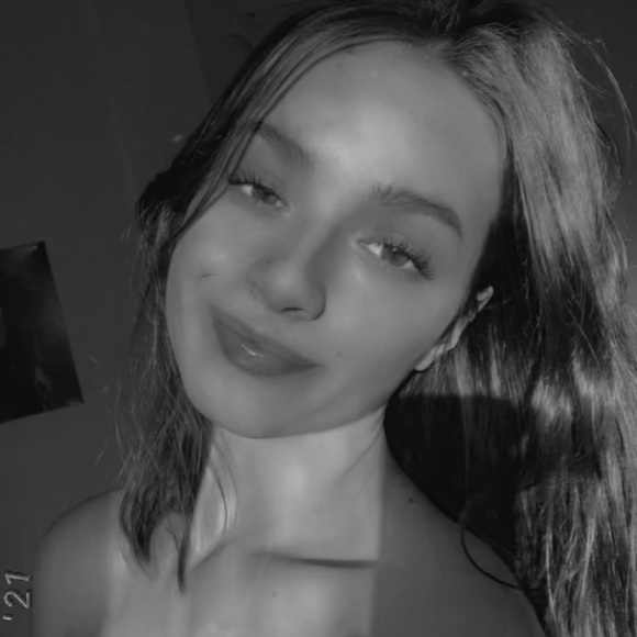 Profile Picture of Ava Page (@avapage804) on Poshmark
