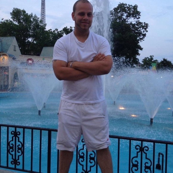 Profile Picture of Robert Kiryako (@robertk100) on Poshmark