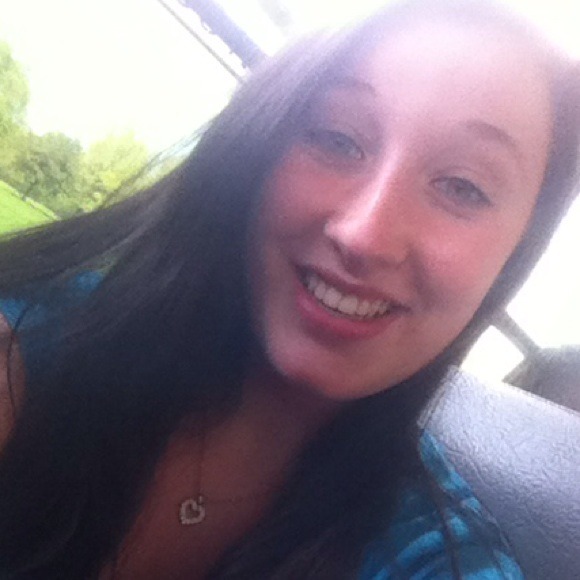 Profile Picture of Campbell Burns (@campbell_elease) on Poshmark