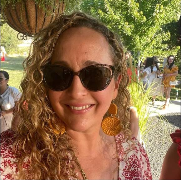 Profile Picture of Sarah Edson scott (@spectaclechix) on Poshmark