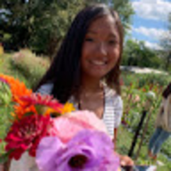Profile Picture of Stephanie Dinh (@dinhsm76) on Poshmark