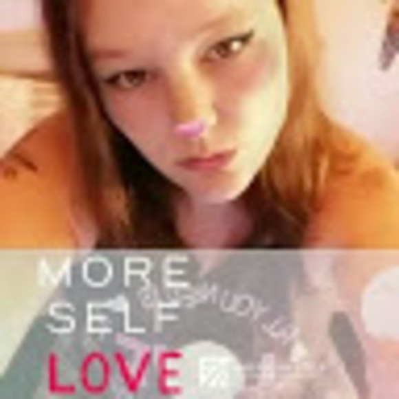 Profile Picture of Elizabeth erin Schjoth (@yooperrockhunte) on Poshmark