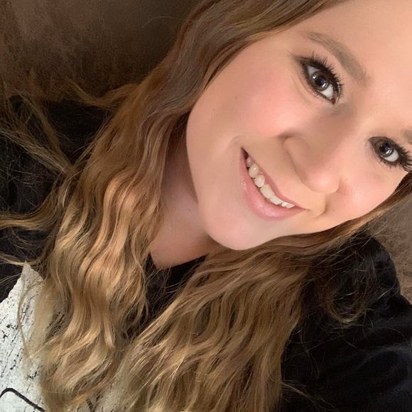 Profile Picture of Laura Jakobeit (@laurajakobeit) on Poshmark