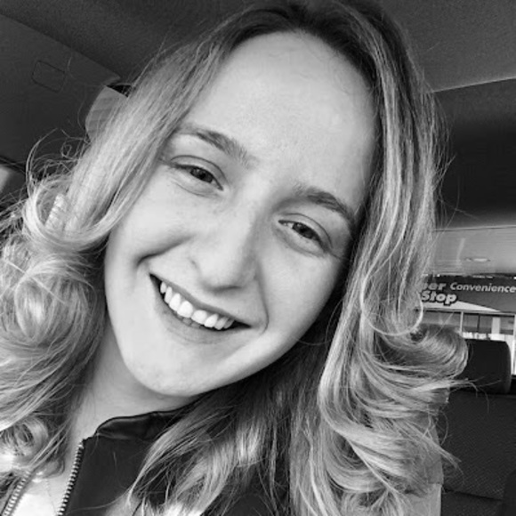 Profile Picture of Ronni Krahn (@ronnikrahn) on Poshmark