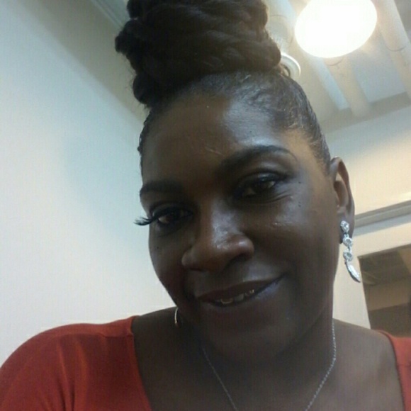 Profile Picture of Diane Reid (@cashdivva) on Poshmark