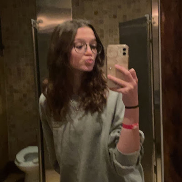 Profile Picture of Bailey Dillahay (@bdillahay1026) on Poshmark