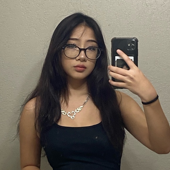 Profile Picture of Rosella Vue (@rosellavue) on Poshmark