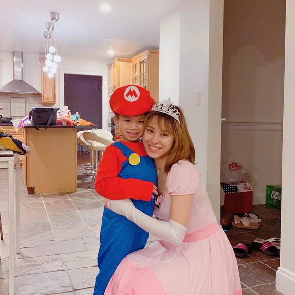 Profile Picture of Janet Zhao (@tailoves) on Poshmark