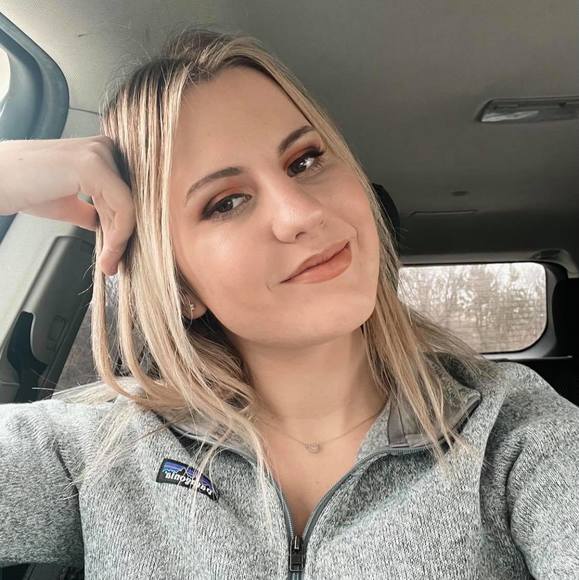 Profile Picture of Emilia Bautch (@bautche) on Poshmark