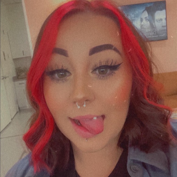 Profile Picture of Danielle Dantonoli (@ddandelionbaby) on Poshmark