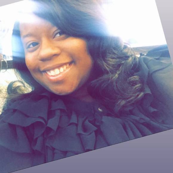 Profile Picture of Ariel Holmes (@iamtoodiee) on Poshmark