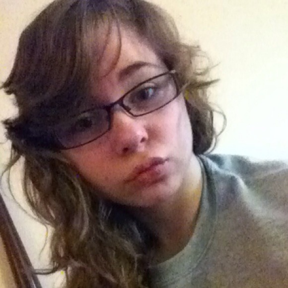 Profile Picture of Victoria Hathy (@victoriahathy1) on Poshmark