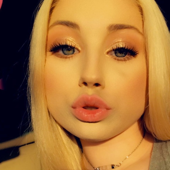 Profile Picture of Dani Gibson (@danigibson928) on Poshmark