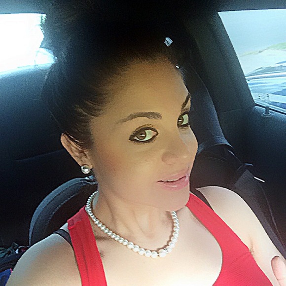 Profile Picture of Yolanda Cisneros (@yellowcat3019) on Poshmark