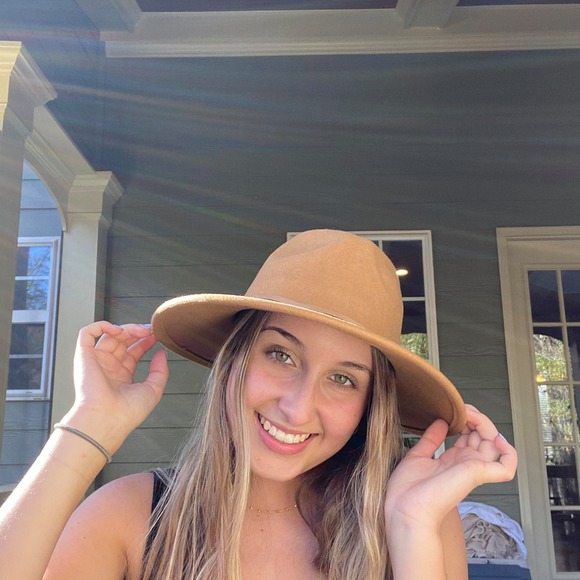 Profile Picture of Sarah Opaleski (@sarahopaleski) on Poshmark