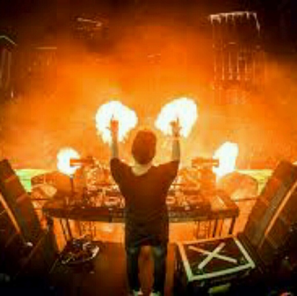 Profile Picture of Andrea Cordova (@andrea406) on Poshmark