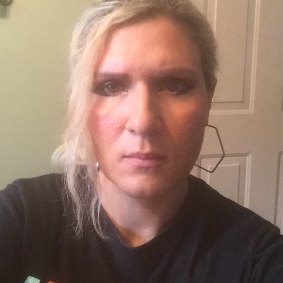 Profile Picture of Tammy Edmiston (@mommamia998) on Poshmark