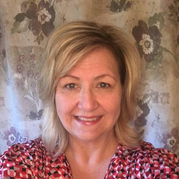 Profile Picture of Debbie Petraska (@dwalkra) on Poshmark