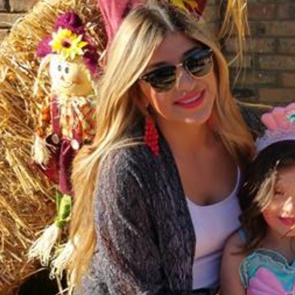 Profile Picture of Zelene Alvarado (@zelen89) on Poshmark