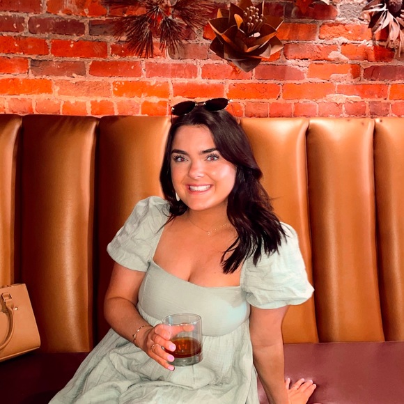 Profile Picture of Erika Hoosier (@erikahoosier) on Poshmark