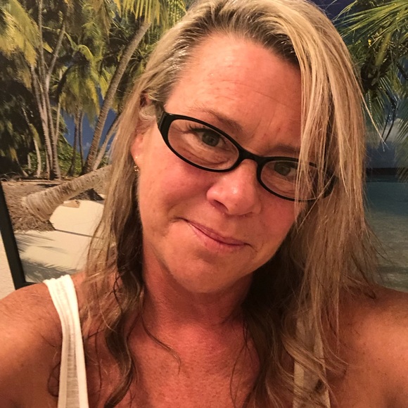 Profile Picture of Christine Kastner (@resalechristi) on Poshmark