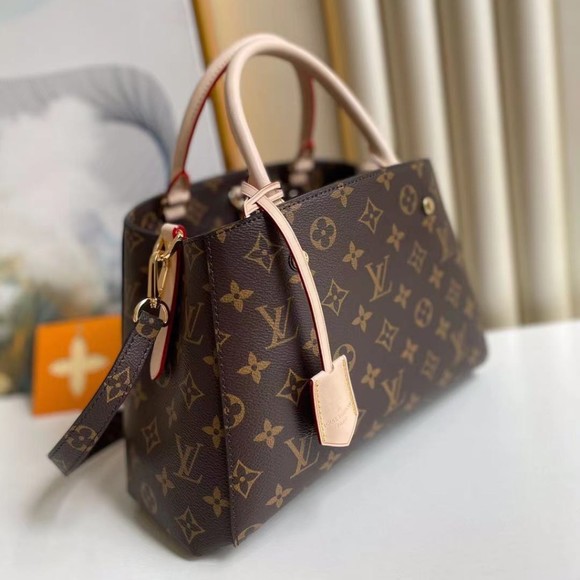 Profile Picture of Tina Zhao (@tinazhao99) on Poshmark