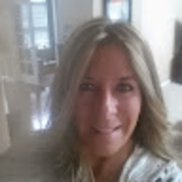 Profile Picture of Angela Pons (@angelapons) on Poshmark