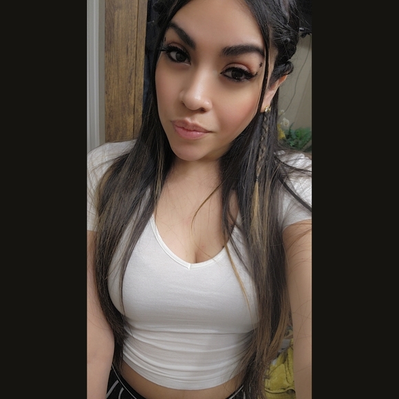 Profile Picture of Amber Andrade (@soyunica) on Poshmark