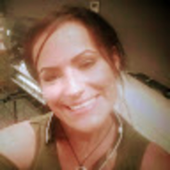 Profile Picture of Laurah Vigen (@laurahvigen) on Poshmark