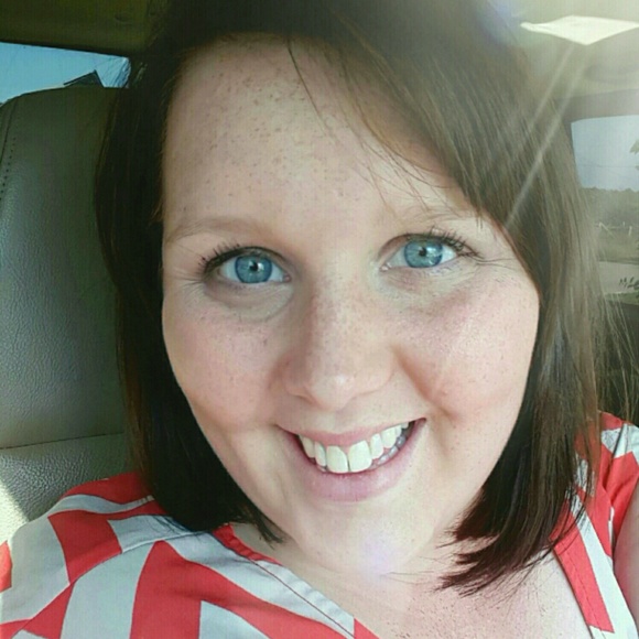 Profile Picture of Rachelle Tiller (@rtiller) on Poshmark