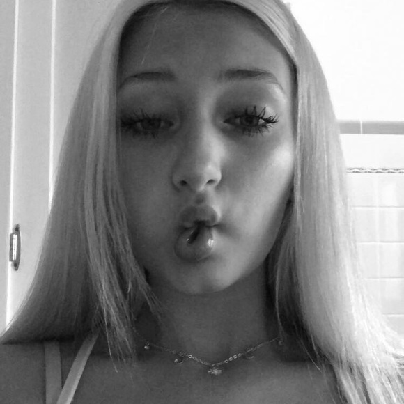 Profile Picture of Carly Carter (@carlynikkoke) on Poshmark