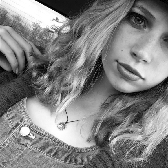 Profile Picture of Willow Chesmer (@vvillovvrose) on Poshmark