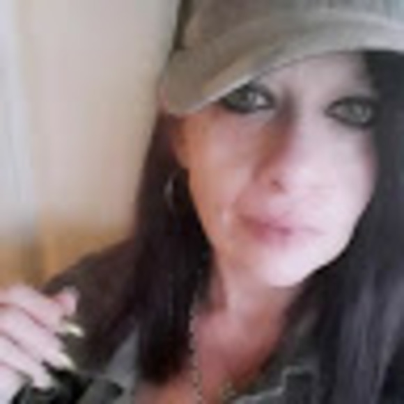 Profile Picture of Melanie Bosquez (@mcbos1979) on Poshmark