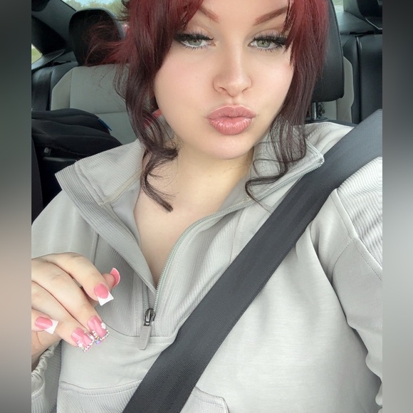 Profile Picture of Dripping Glitz (@drippingglitz) on Poshmark