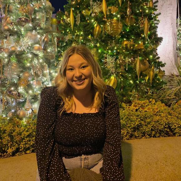 Profile Picture of Samantha Zurn (@samizurn) on Poshmark