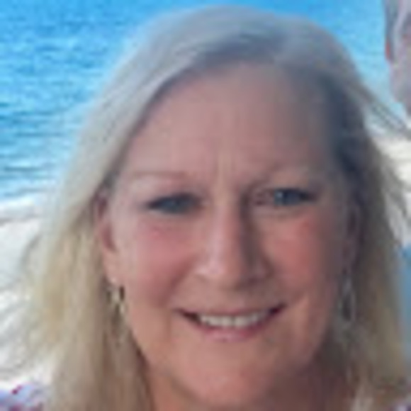 Profile Picture of Laurie Stayer (@lcstayer27) on Poshmark