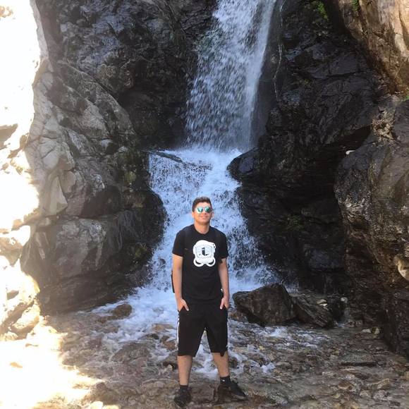 Profile Picture of Abdullah Kareem (@reviewwat0) on Poshmark