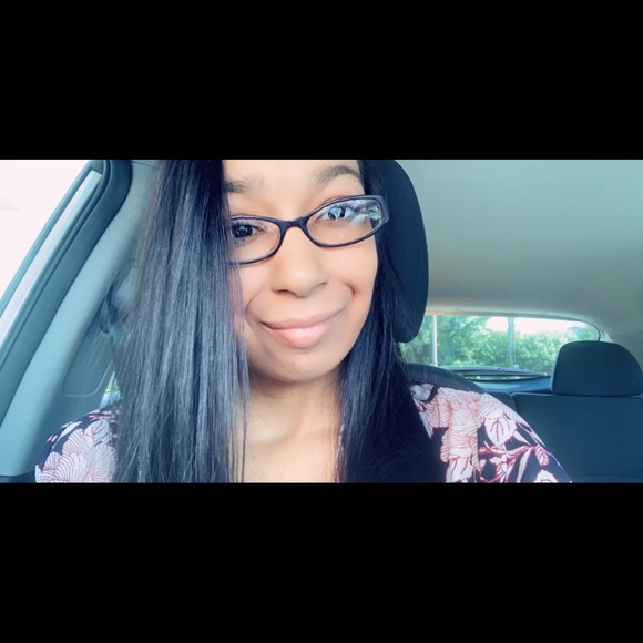 Profile Picture of Tiffany Monteiro (@tiffanymonteiro) on Poshmark