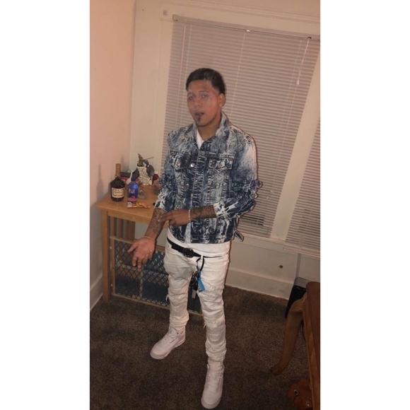 Profile Picture of Devonta Binion (@vonta15) on Poshmark