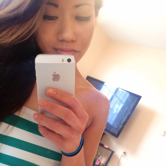 Profile Picture of Dawn Huynh (@dhuynh0211) on Poshmark