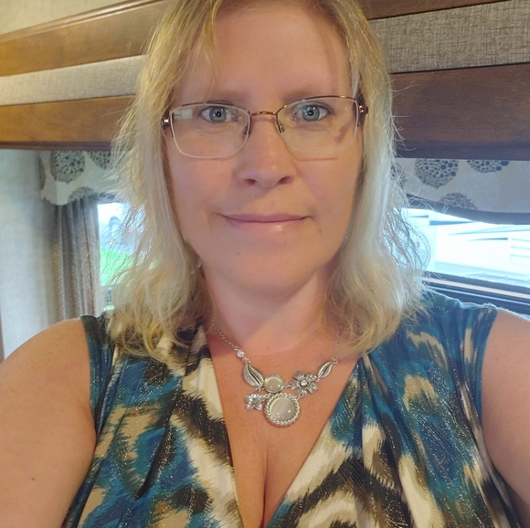 Profile Picture of Kim Idlewine (@kimidlewine) on Poshmark