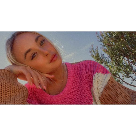Profile Picture of Brooke Jones (@itsbrookealks) on Poshmark