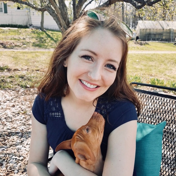 Profile Picture of Lynette Hanson (@lynettehans770) on Poshmark